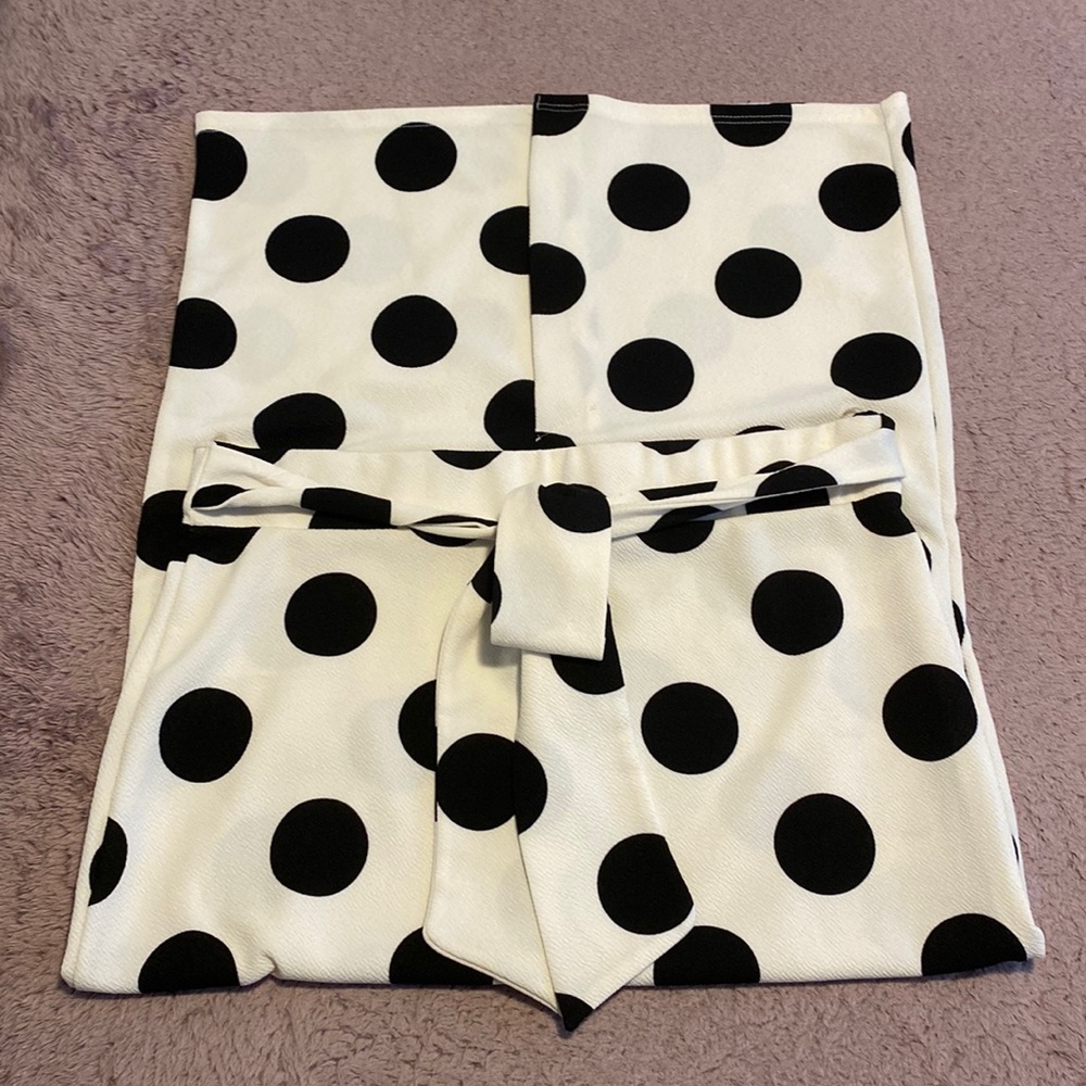 Polka dot skirt- Extremely form fitting